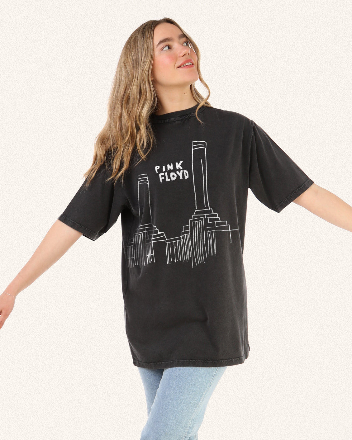 MODEL WEARS A PINK FLOYD BATTERSEA POWER STATION GRAPHIC IN WASHED BLACK OVERSIZED TEE.