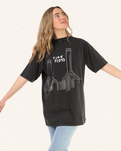 MODEL WEARS A PINK FLOYD BATTERSEA POWER STATION GRAPHIC IN WASHED BLACK OVERSIZED TEE.